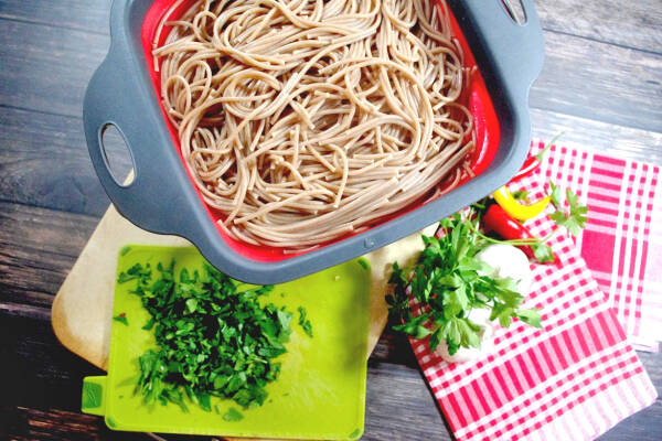 Zubereitung Spaghetti Aglio Olio e Pomodori