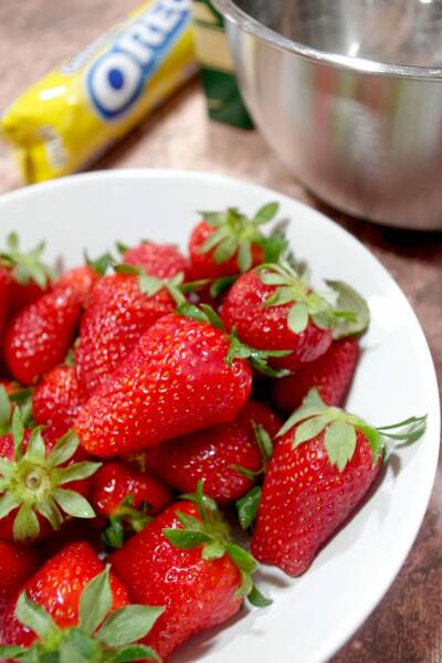 Zubereitung von fruchtigen Erdbeertörtchen mit Oreoboden