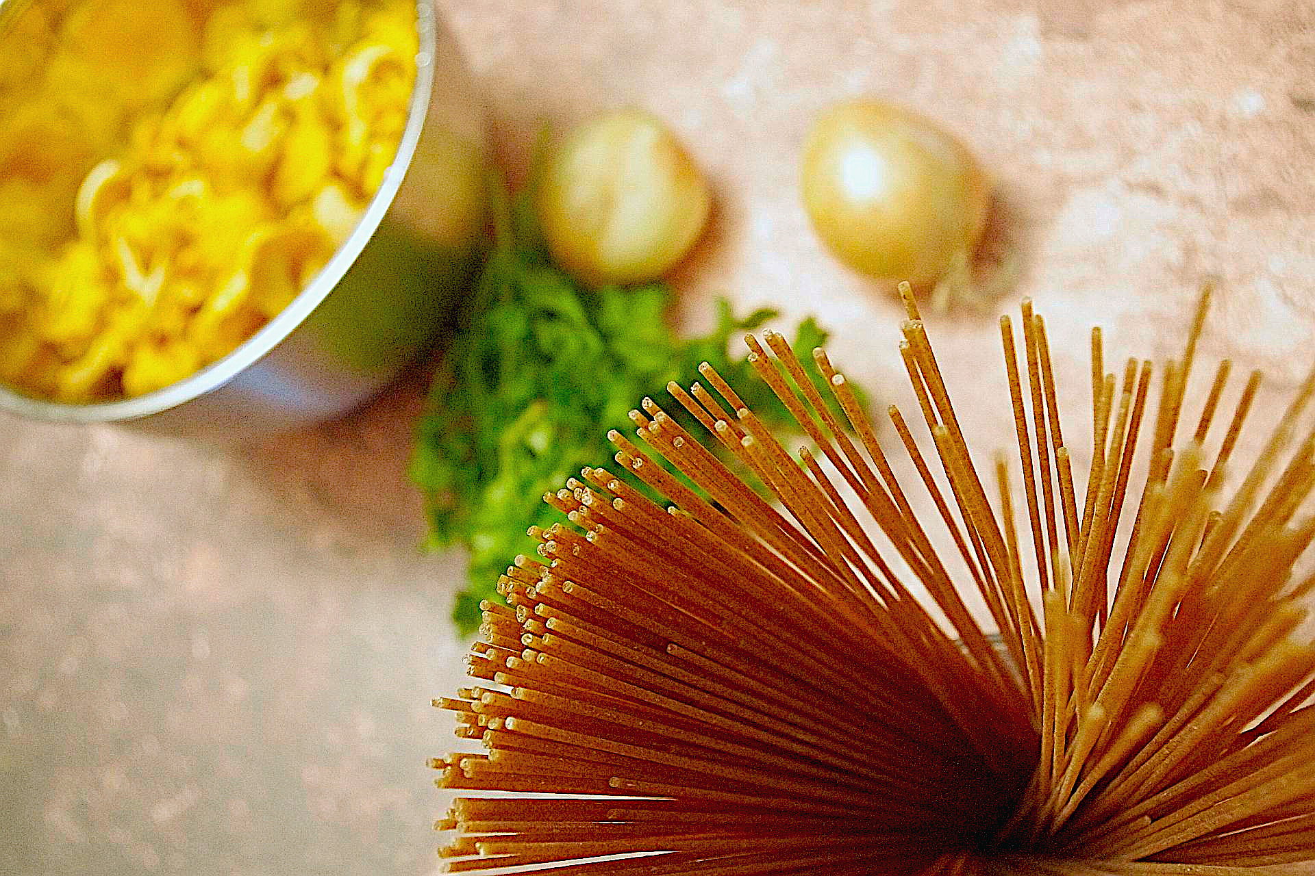 Zubereitung von Spaghetti in Pfifferling-Rahm