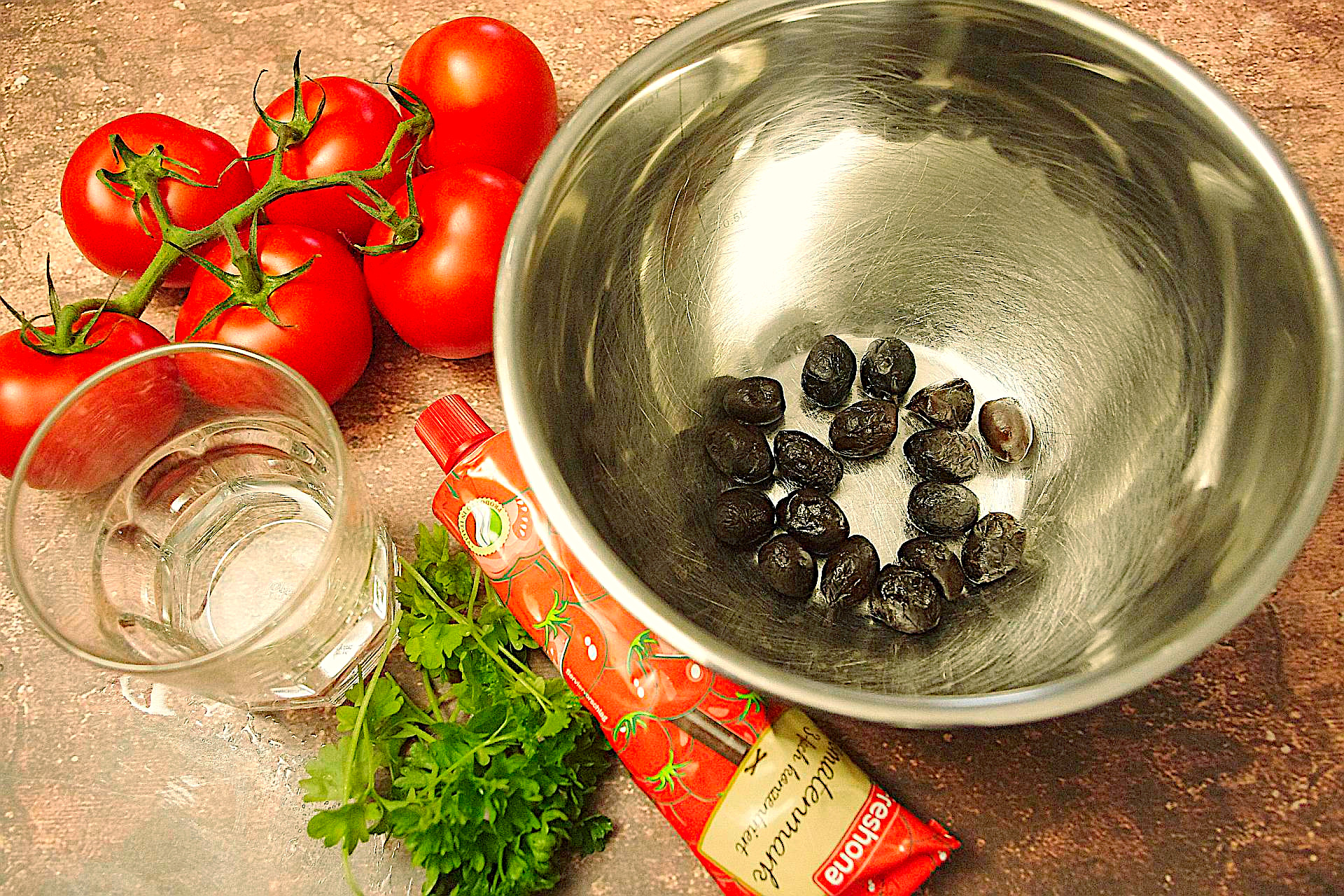 Zubereitung von Tomaten-Oliven-Aufstrich