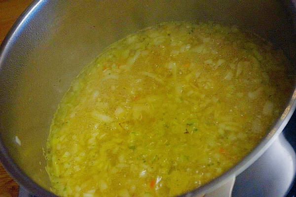 Zubereitung von cremigem Kichererbsen-Curry