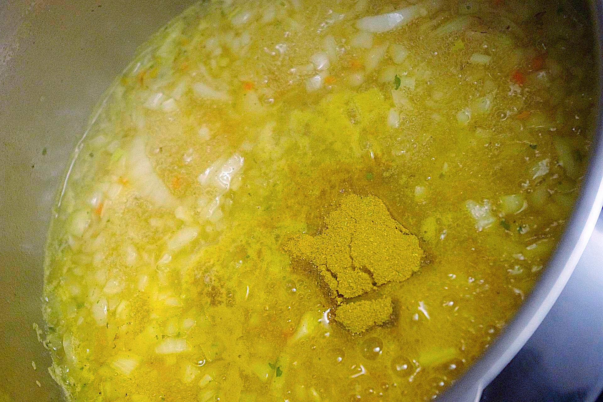 Zubereitung von cremigem Kichererbsen-Curry