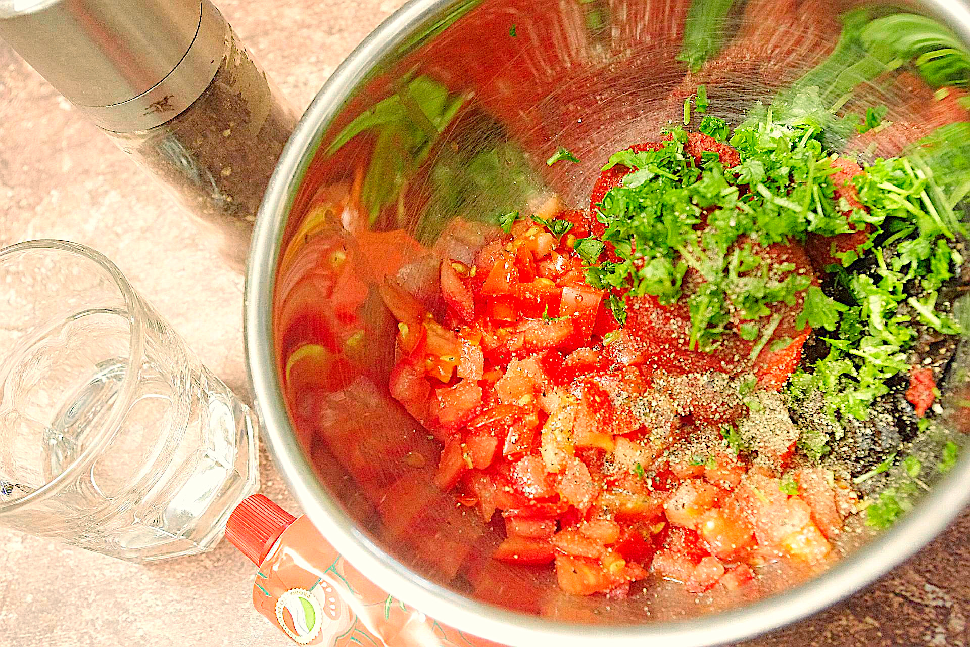 Zubereitung von Tomaten-Oliven-Aufstrich