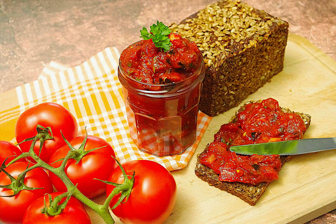 HeftigVegan » Würziger Tomatenaufstrich mit Oliven