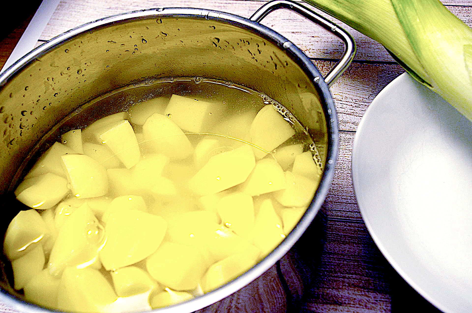 Zubereitung von cremiger Kartoffel-Lauch-Suppe