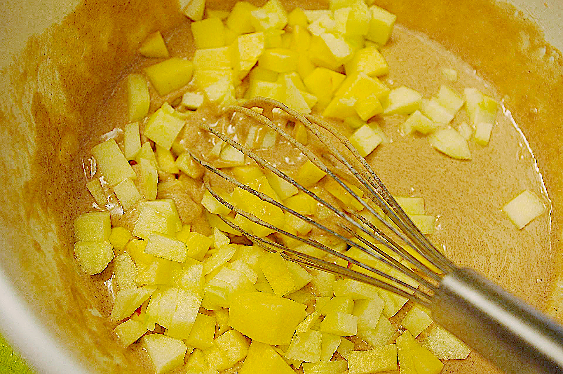 Zubereitung von luftigem Apfelkuchen mit Zimt
