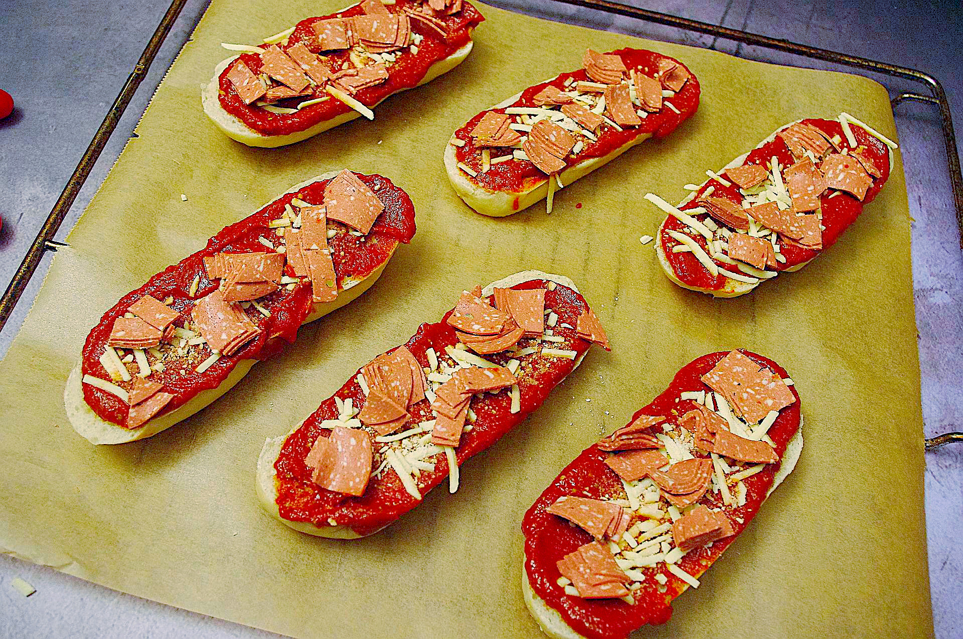 Zubereitung von Pizzabaguettes Salame e Pomodori