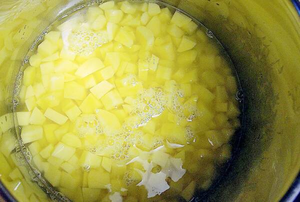 Zubereitung von veganer Lauch-Käse-Hack-Suppe