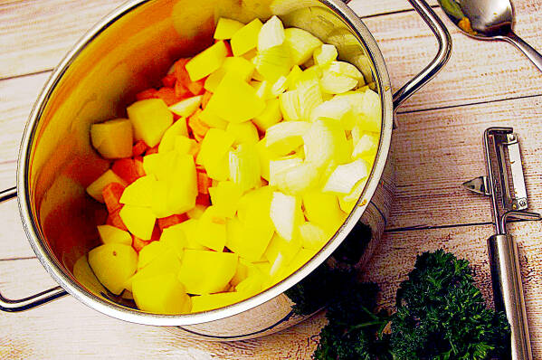 Zubereitung von cremiger Kartoffel-Kürbiscreme-Suppe