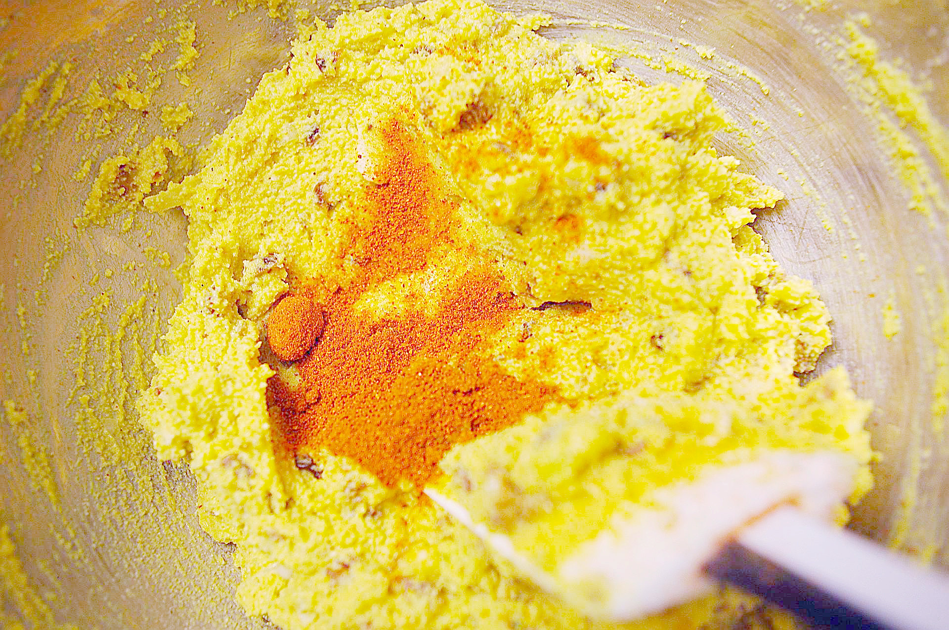 Zubereitung von Rosinen-Curry-Aufstrich