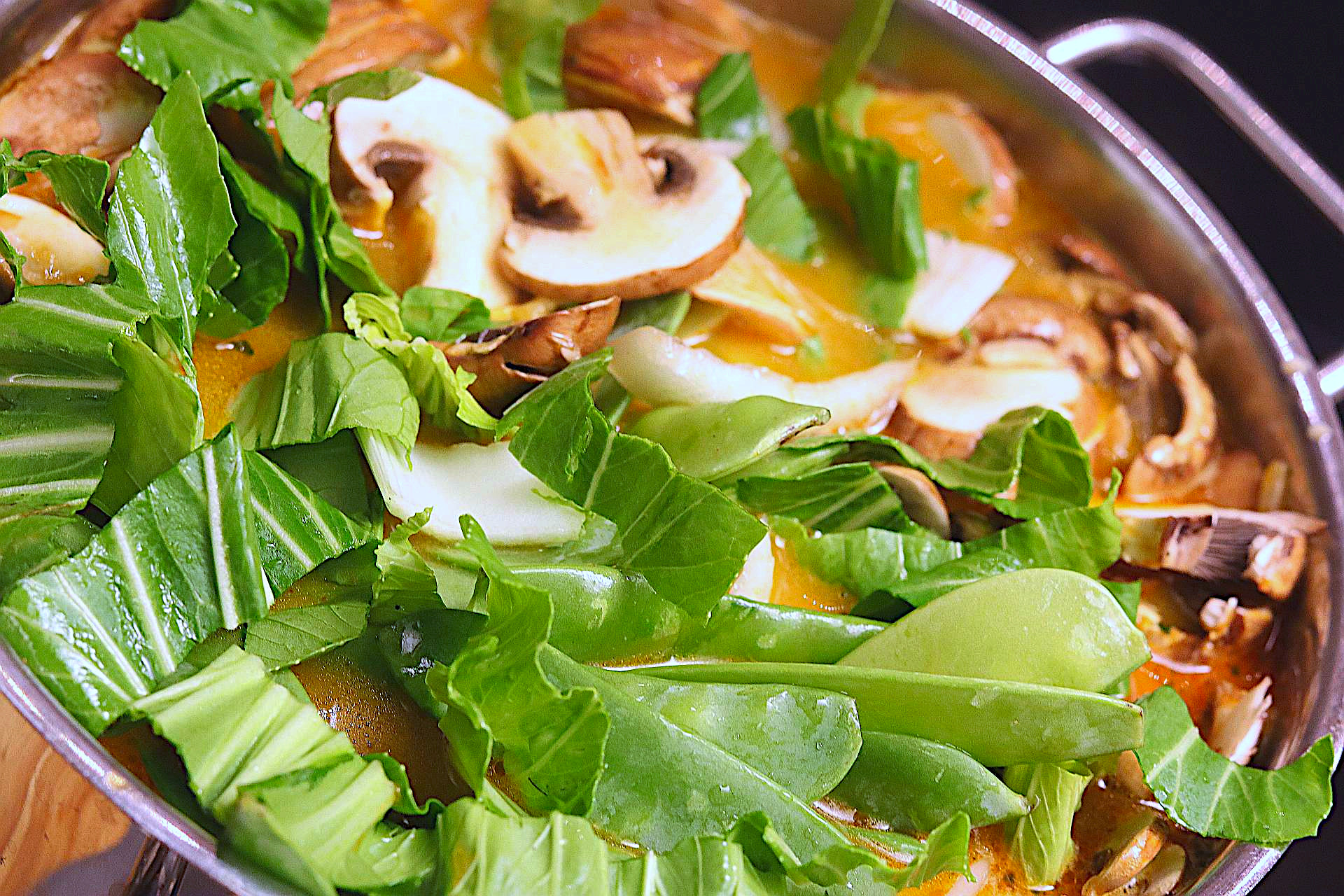 Zubereitung von Laksa (Malaysische Chili-Suppe)