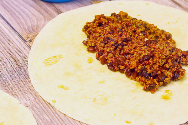 Zubereitung von Frühstücks-Burritos, Wrap füllen