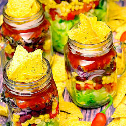 Veganer Nacho-Salat in Portionsgläsern
