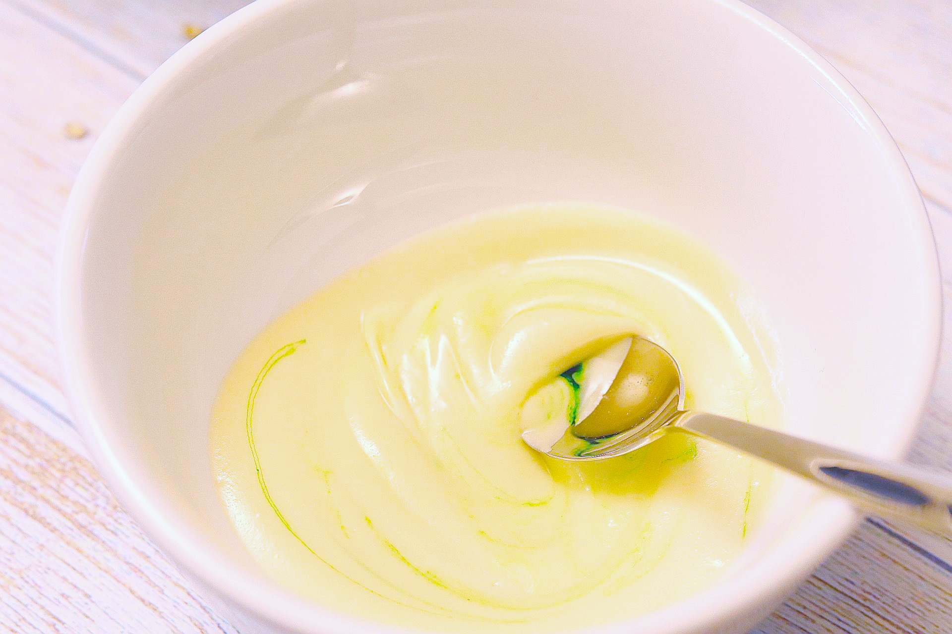 Zubereitung von Schokoeiern mit Vanillemousse, vegan zu Ostern