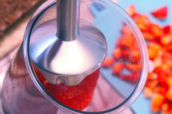 Zubereitung von veganer Erdbeer-Biskuit-Rolle