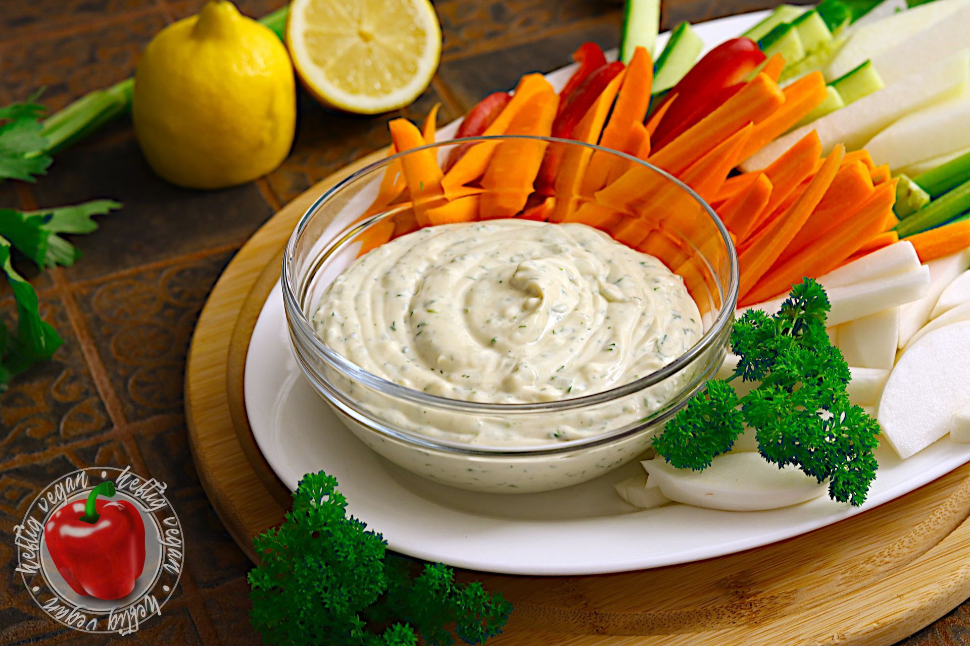 Veganes Ranch-Dressing, mit Gemüsesticks