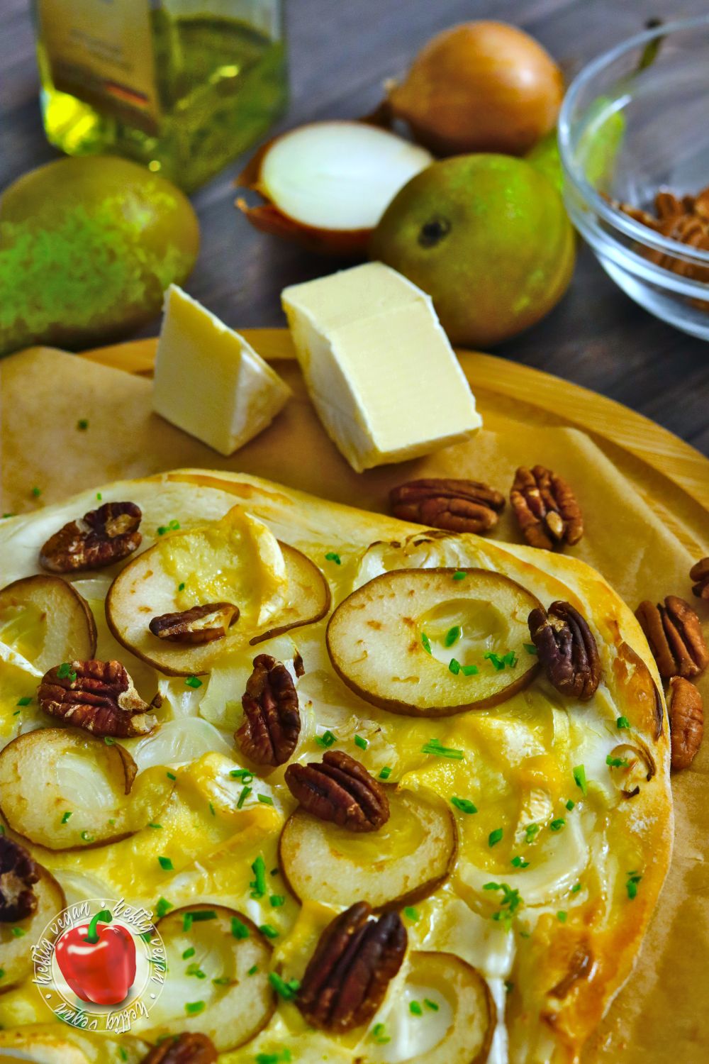 Birnen-Flammkuchen mit Camembert - HeftigVegan