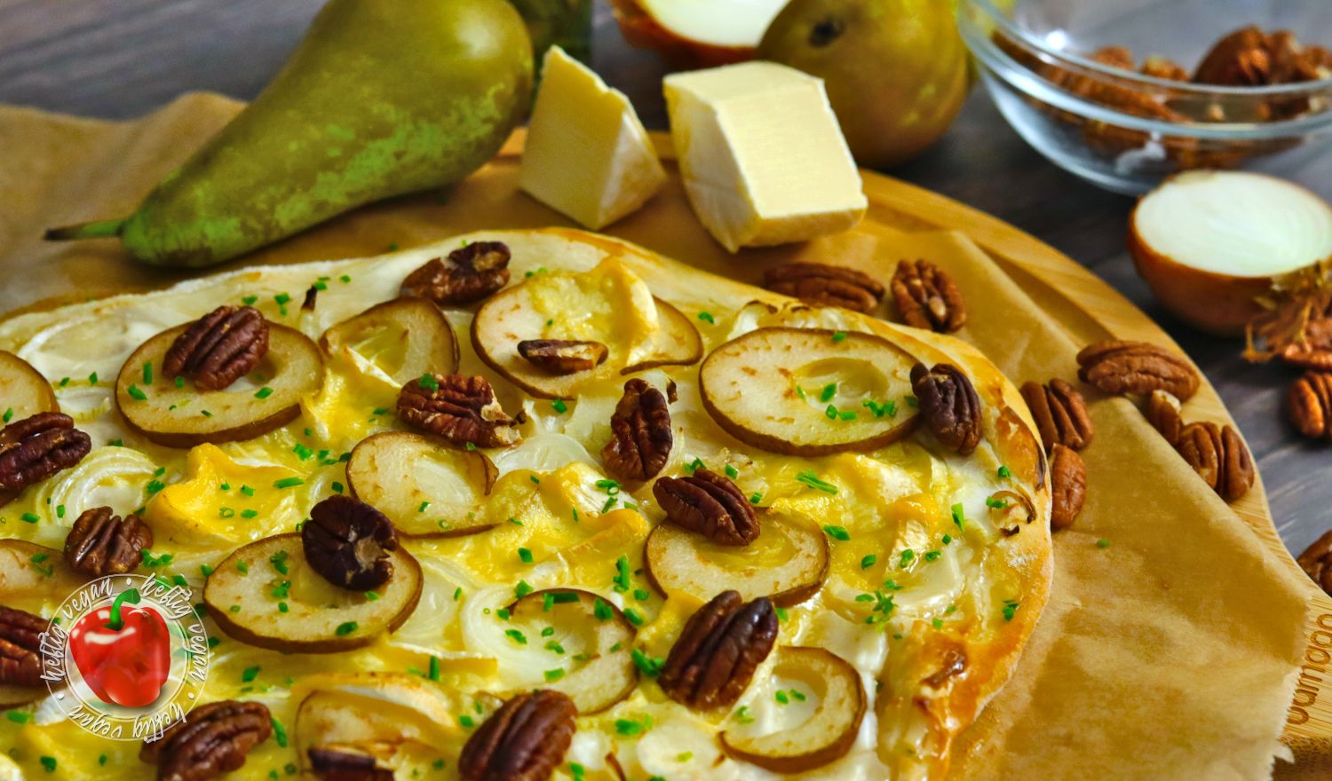 Birnen-Flammkuchen mit Camembert - HeftigVegan