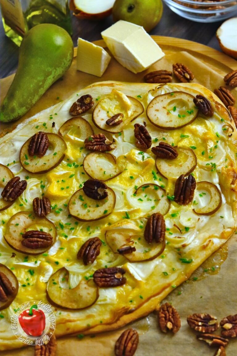 Birnen-Flammkuchen mit Camembert - HeftigVegan