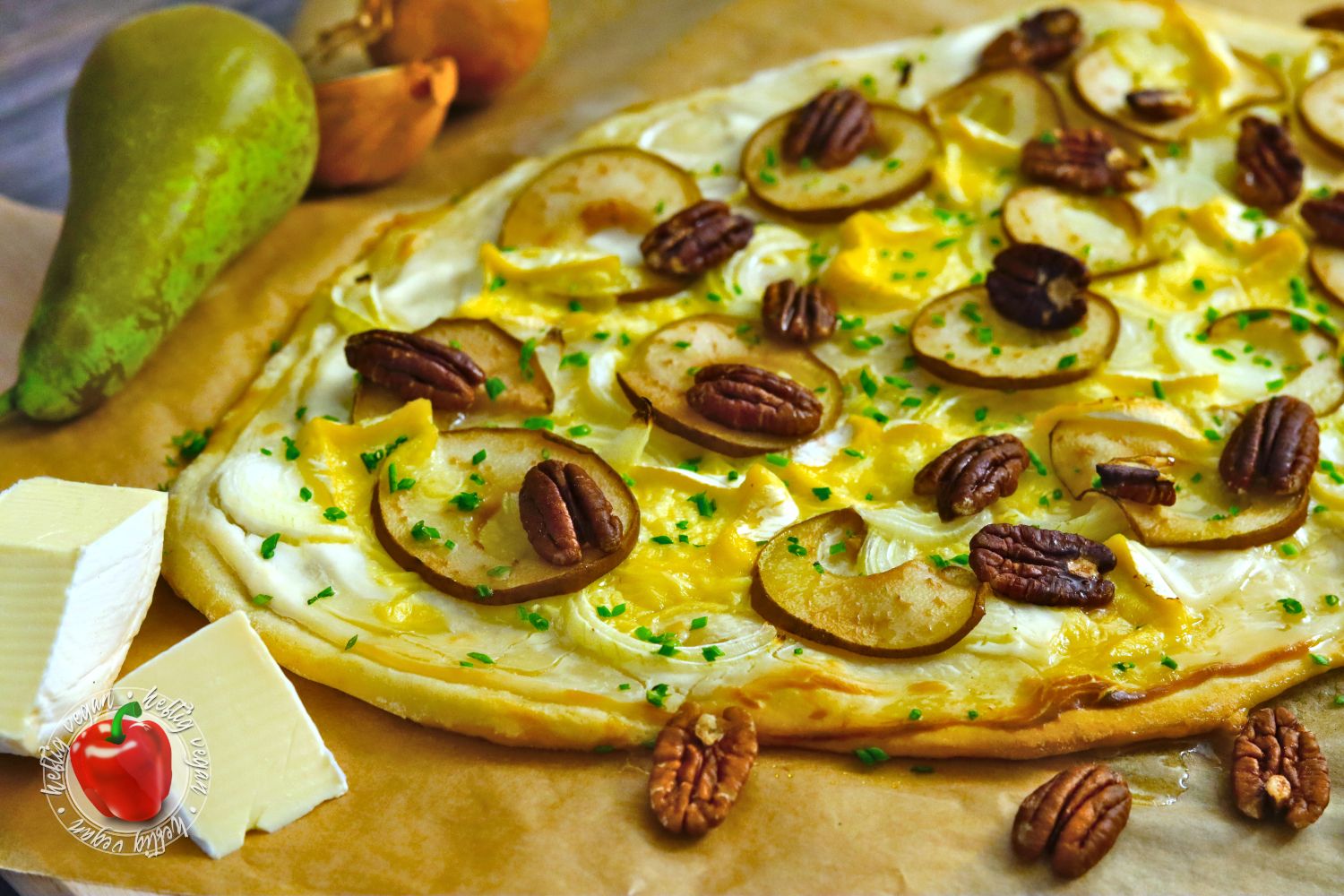 Birnen-Flammkuchen mit Camembert - HeftigVegan