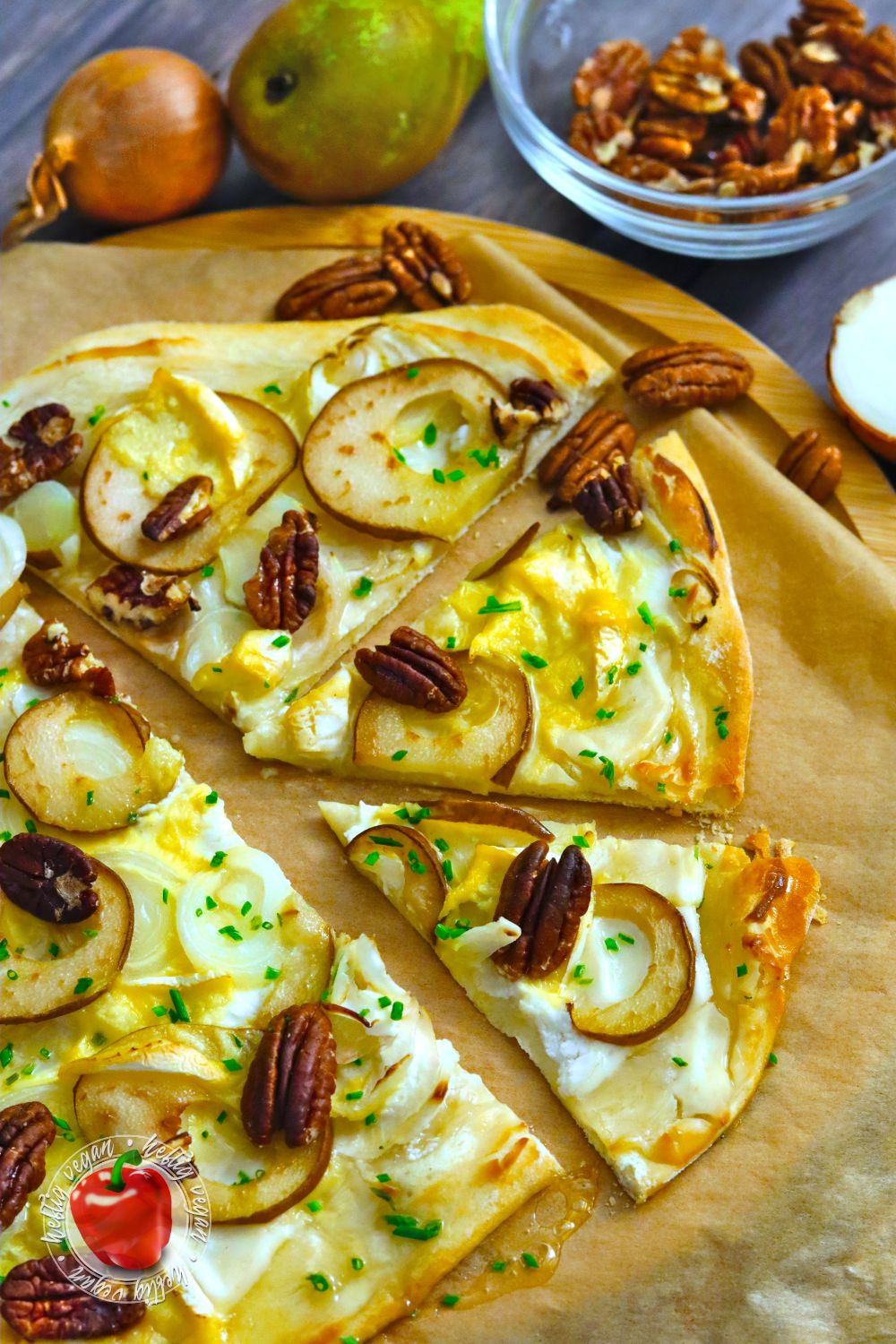 Birnen-Flammkuchen mit Camembert - HeftigVegan