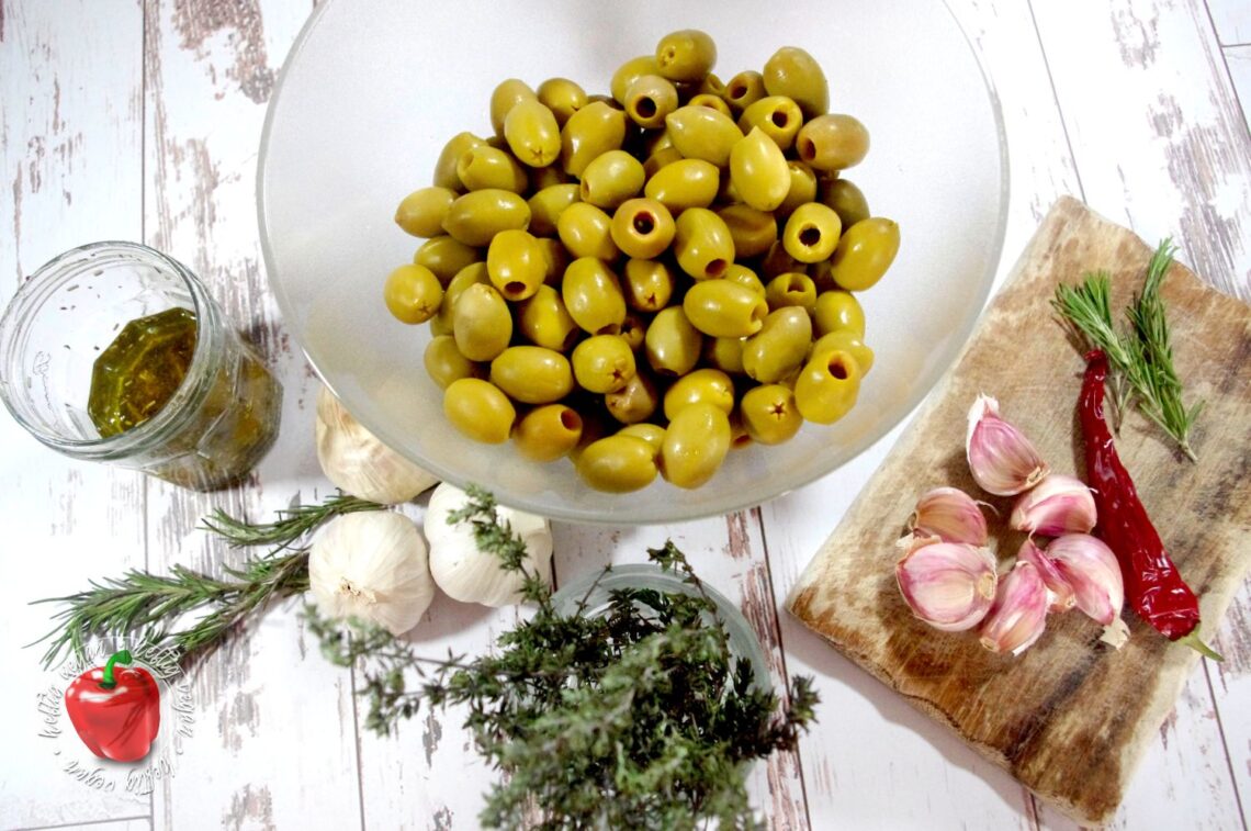 Grüne Knoblauch-Oliven (Antipasti) - HeftigVegan Grüne Knoblauch-Oliven (Antipasti) - HeftigVegan