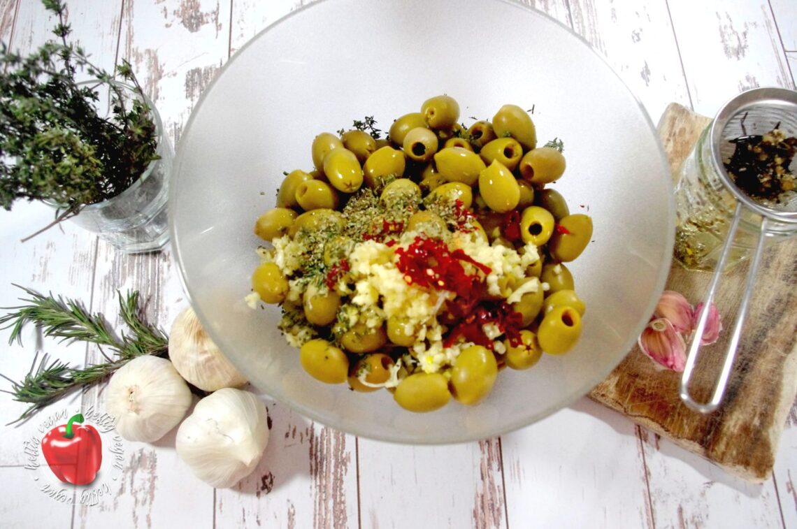 Grüne Knoblauch-Oliven (Antipasti) - HeftigVegan Grüne Knoblauch-Oliven (Antipasti) - HeftigVegan