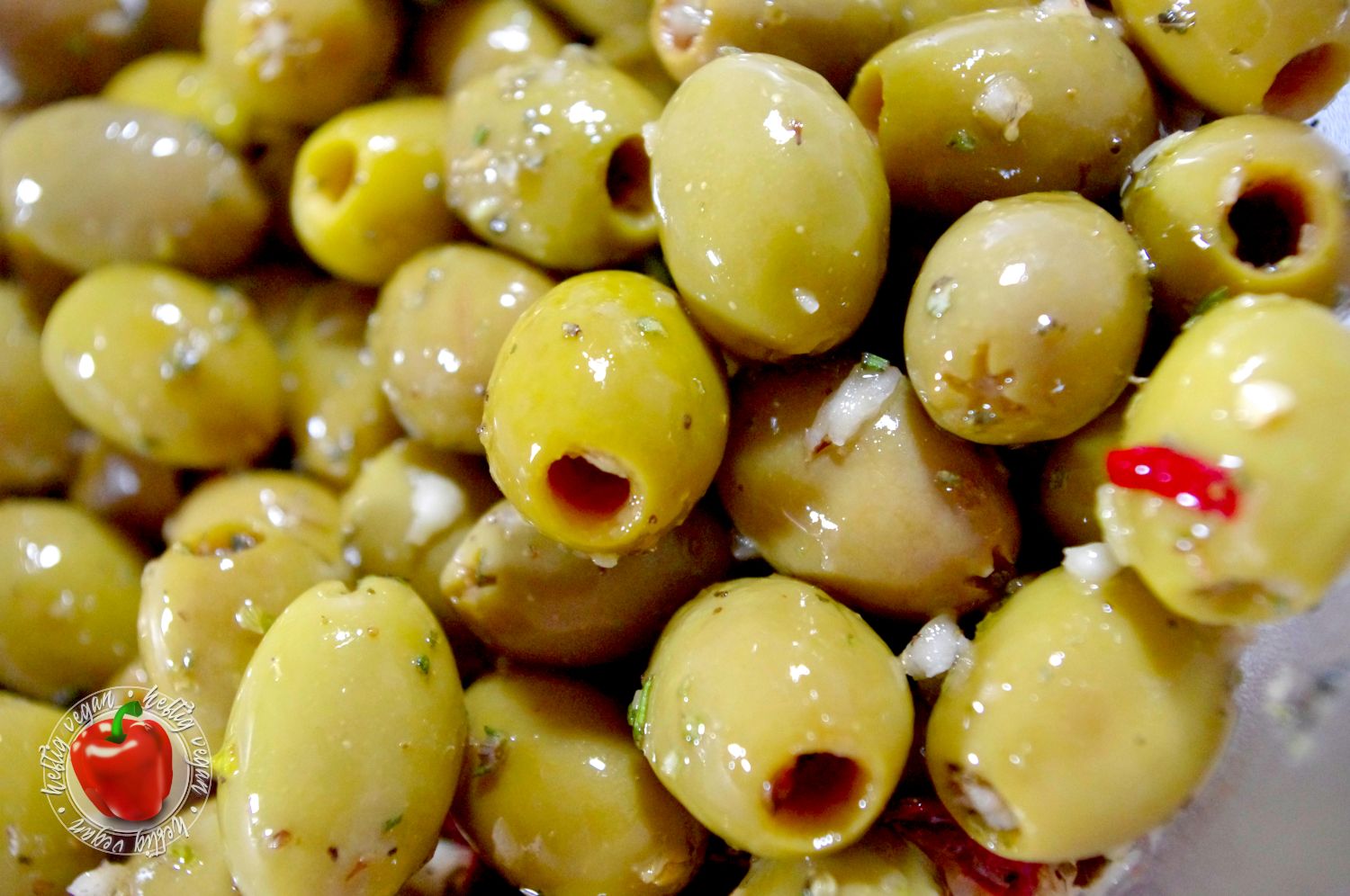 Grüne Knoblauch-Oliven (Antipasti) - HeftigVegan Grüne Knoblauch-Oliven (Antipasti) - HeftigVegan