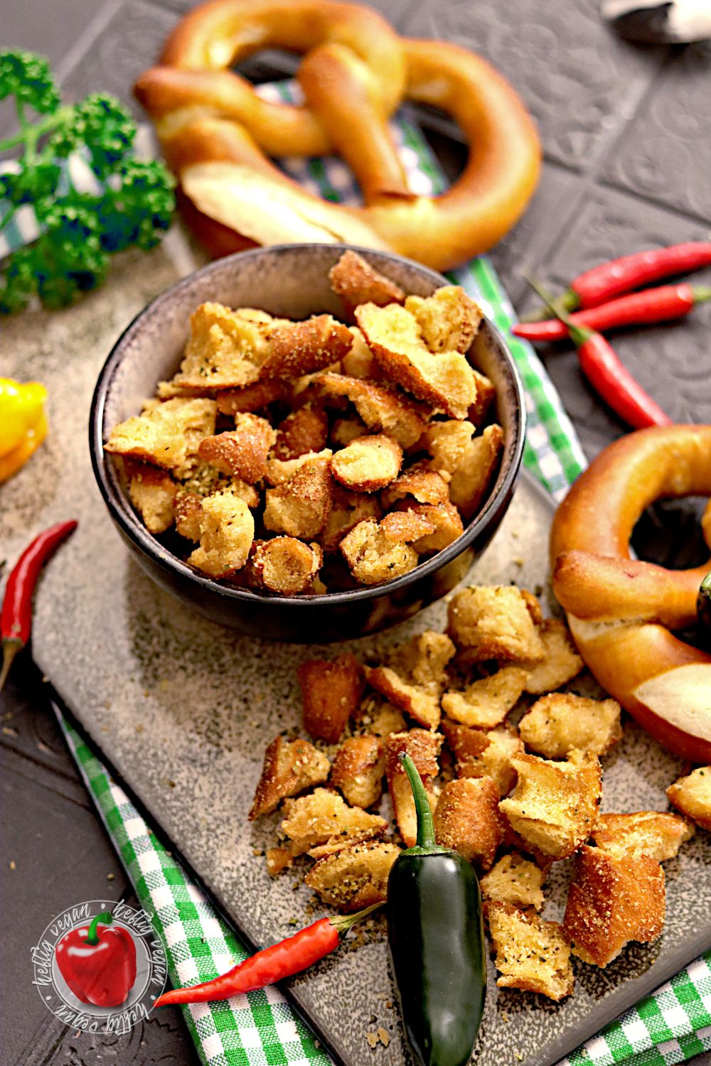 Großaufnahme: Jalapeño Pretzel Pieces, in Schale als Brezel und auf Tablett