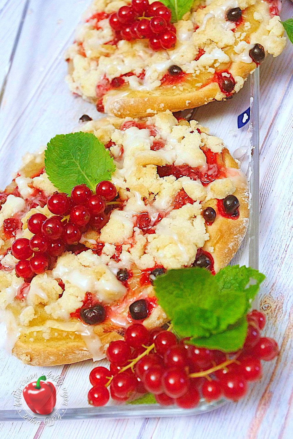 Johannisbeer-Streusel-Taler - HeftigVegan