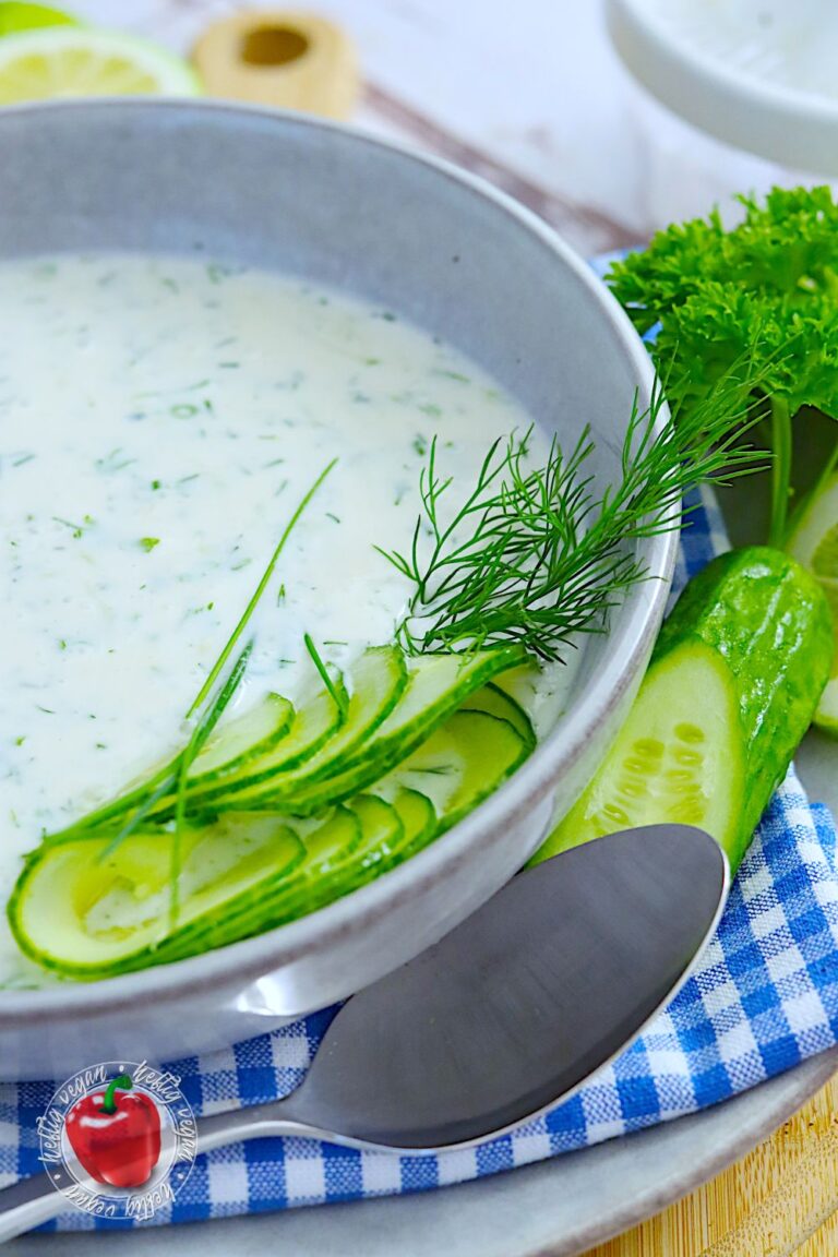 Kalte Joghurtsuppe mit Kräutern - HeftigVegan