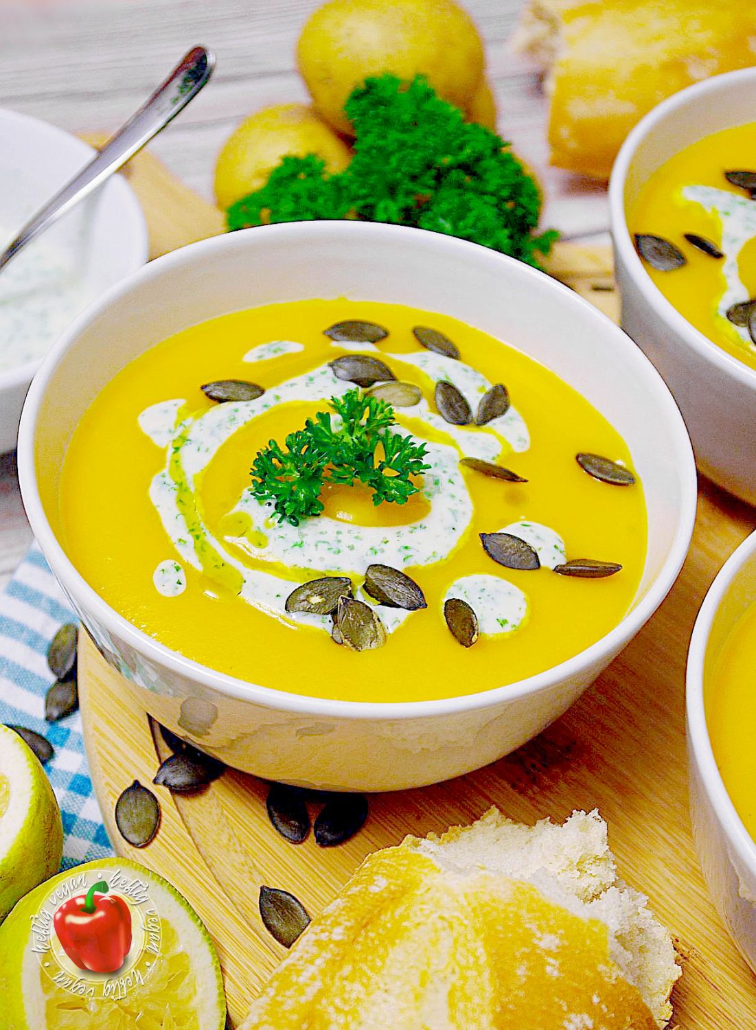 Kartoffel-Kürbiscreme-Suppe mit Sauerrahm - HeftigVegan Kartoffel-Kürbiscreme-Suppe mit Sauerrahm - HeftigVegan