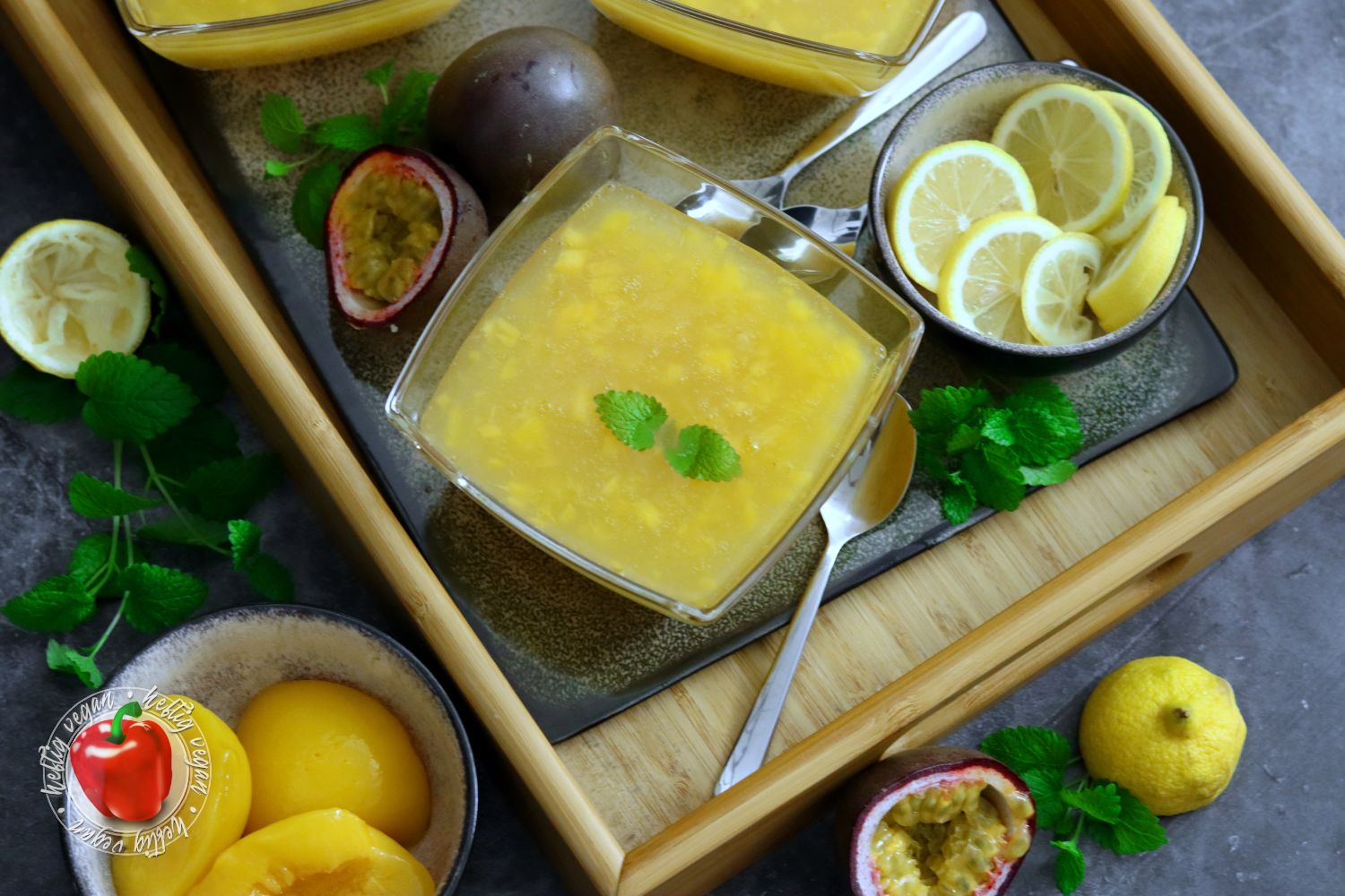 Erfrischende Pfirsich-Maracuja-Kaltschale für den Sommer - HeftigVegan