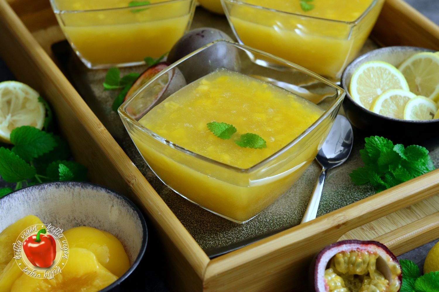 Erfrischende Pfirsich-Maracuja-Kaltschale für den Sommer - HeftigVegan