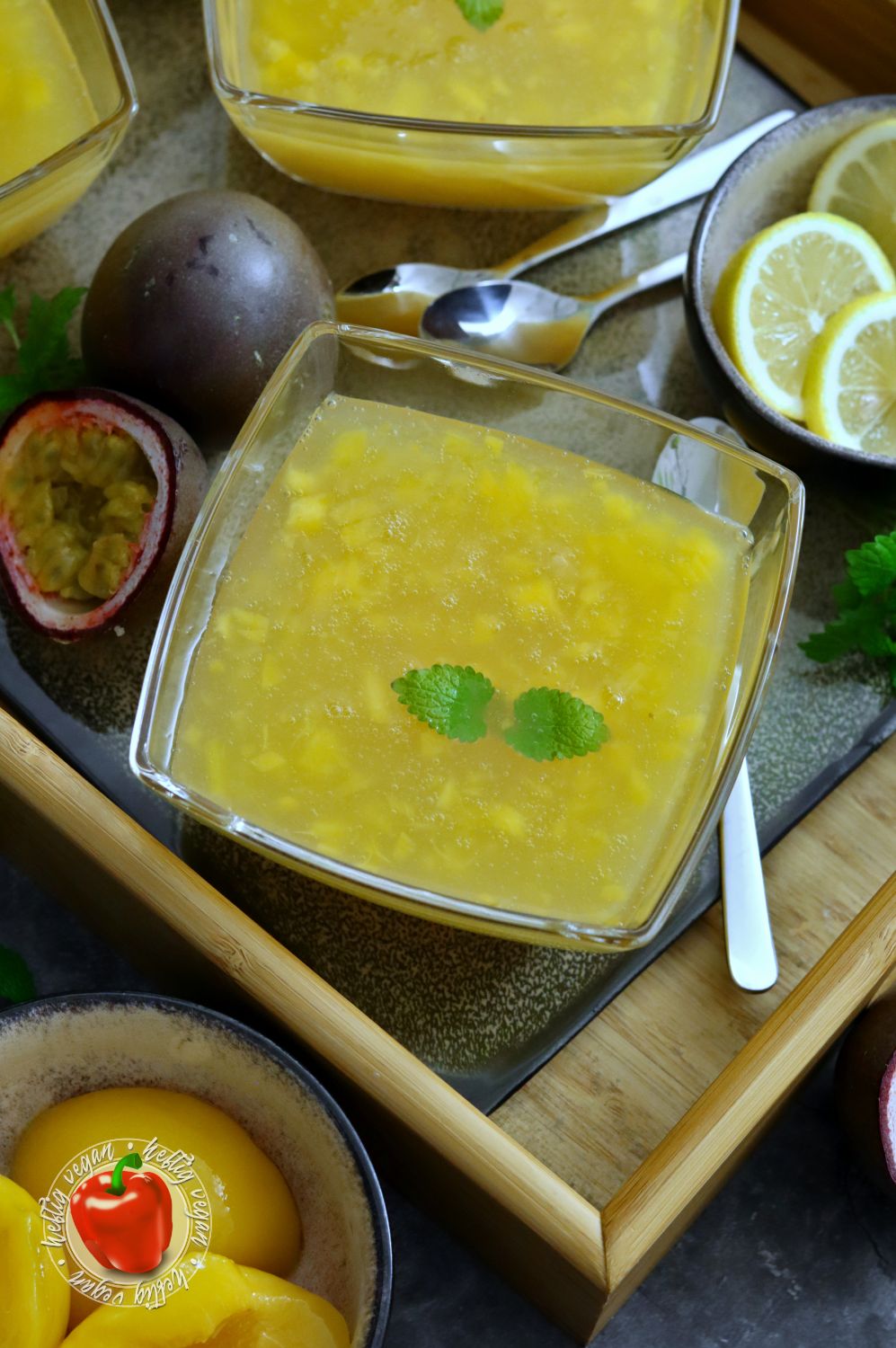 Erfrischende Pfirsich-Maracuja-Kaltschale für den Sommer - HeftigVegan