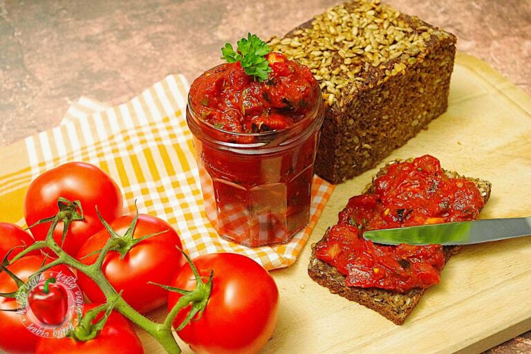 Würziger Tomatenaufstrich mit Oliven - HeftigVegan