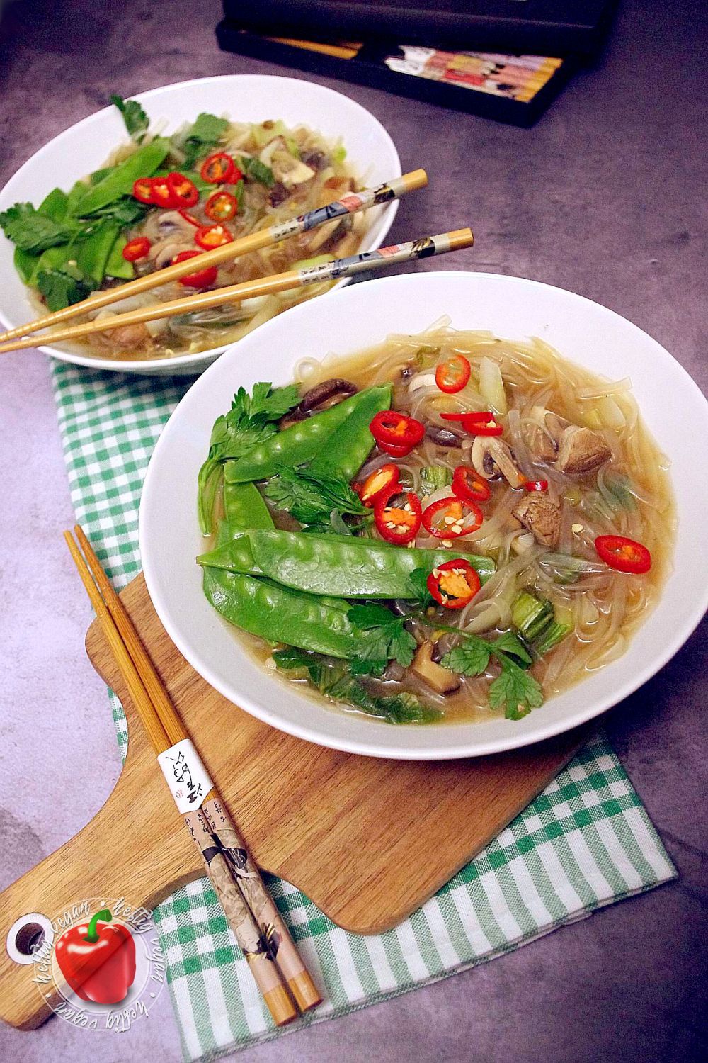 Umami-Suppe mit Glasnudeln - HeftigVegan