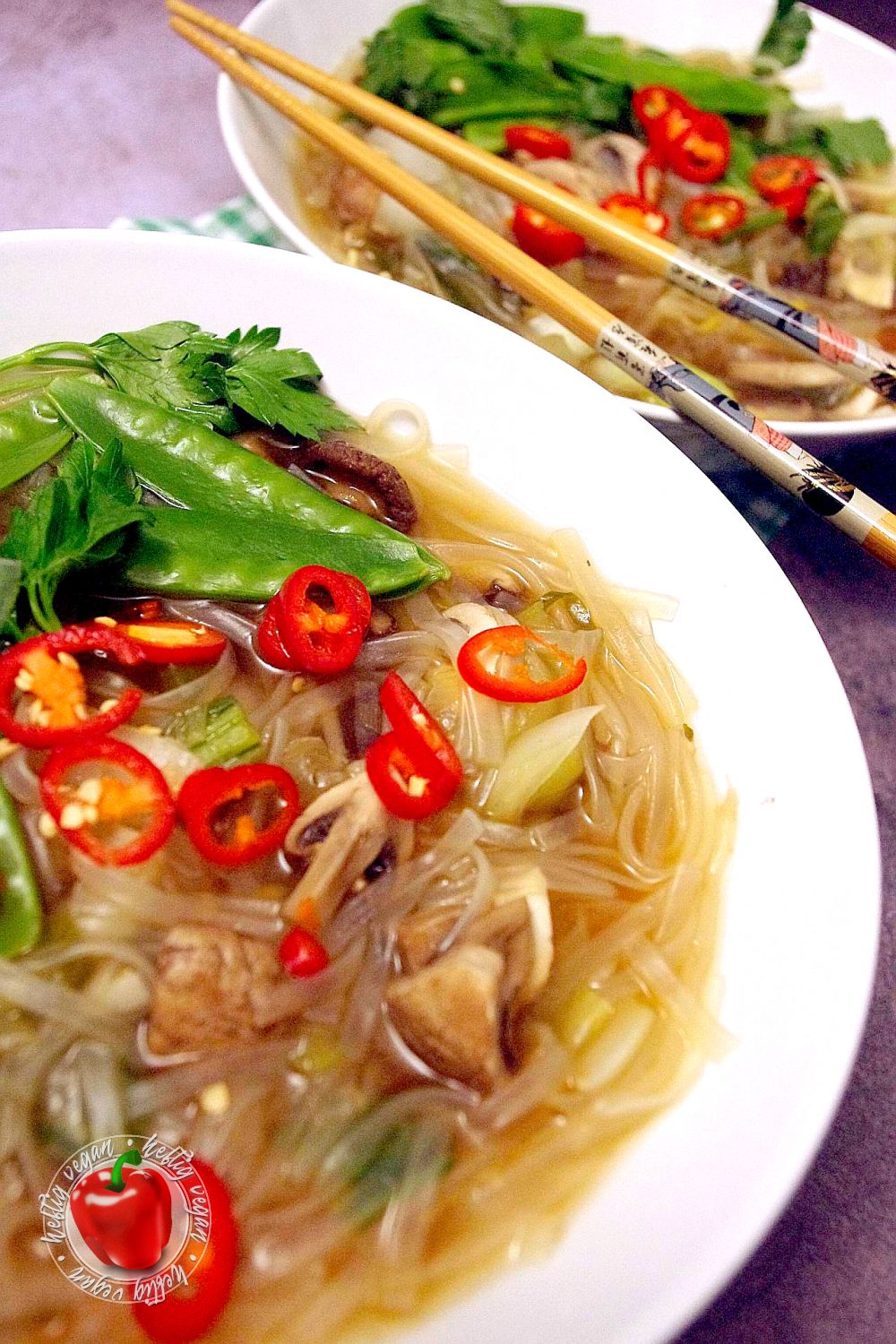 Umami-Suppe mit Glasnudeln - HeftigVegan