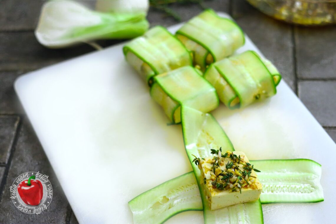 Zucchini-Päckchen mit mariniertem Tofu: Ein Sommer-Highlight! - HeftigVegan
