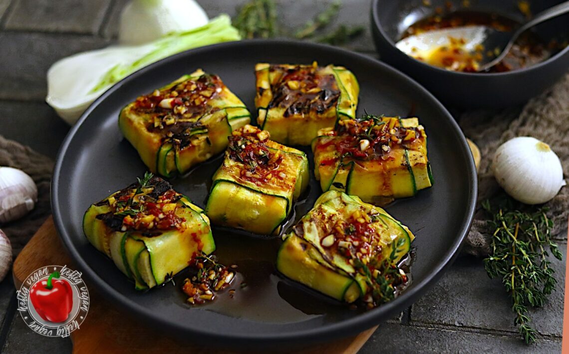 Zucchini-Päckchen mit mariniertem Tofu: Ein Sommer-Highlight! - HeftigVegan