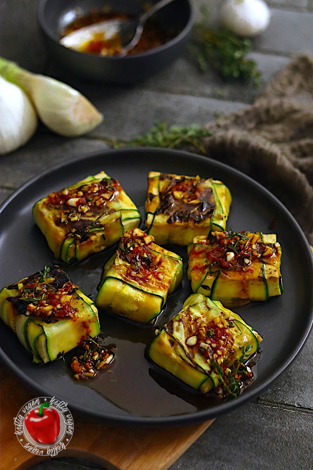 Zucchini-Päckchen mit mariniertem Tofu: Ein Sommer-Highlight! - HeftigVegan