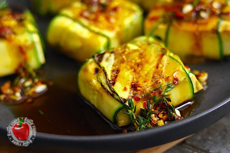 Zucchini-Päckchen mit mariniertem Tofu: Ein Sommer-Highlight! - HeftigVegan