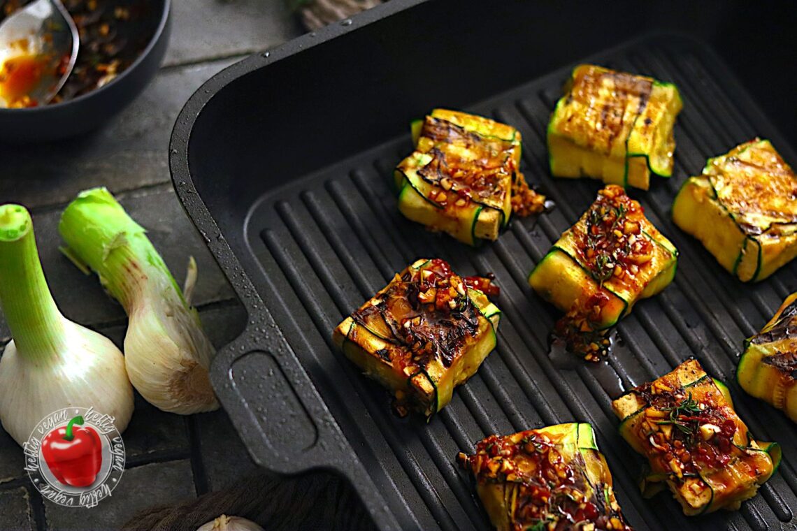 Zucchini-Päckchen mit mariniertem Tofu: Ein Sommer-Highlight! - HeftigVegan