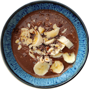 Foto: Overnight-Oats mit Kakao, Banane und Haselnüssen