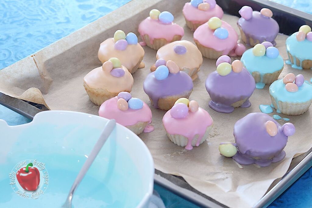 vegane Ostermuffins beim Färben