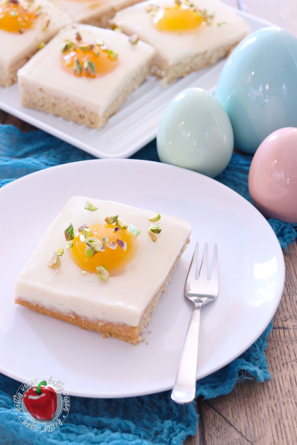 Veganer Spiegeleikuchen mit Pistazien, Naheansicht