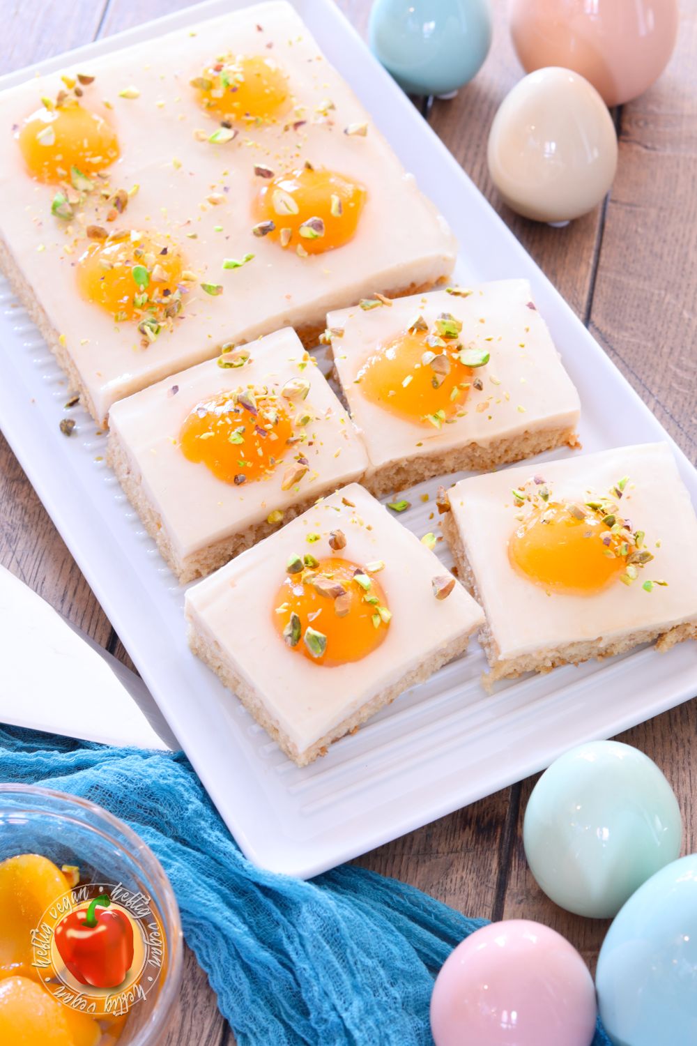 Veganer Spiegeleikuchen mit Pistazien, Blech von oben