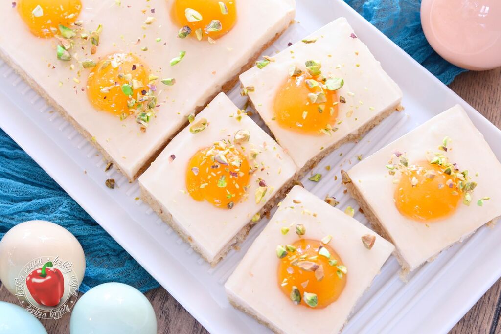 Veganer Spiegeleikuchen mit Pistazien, Vogelperspektive, Breit