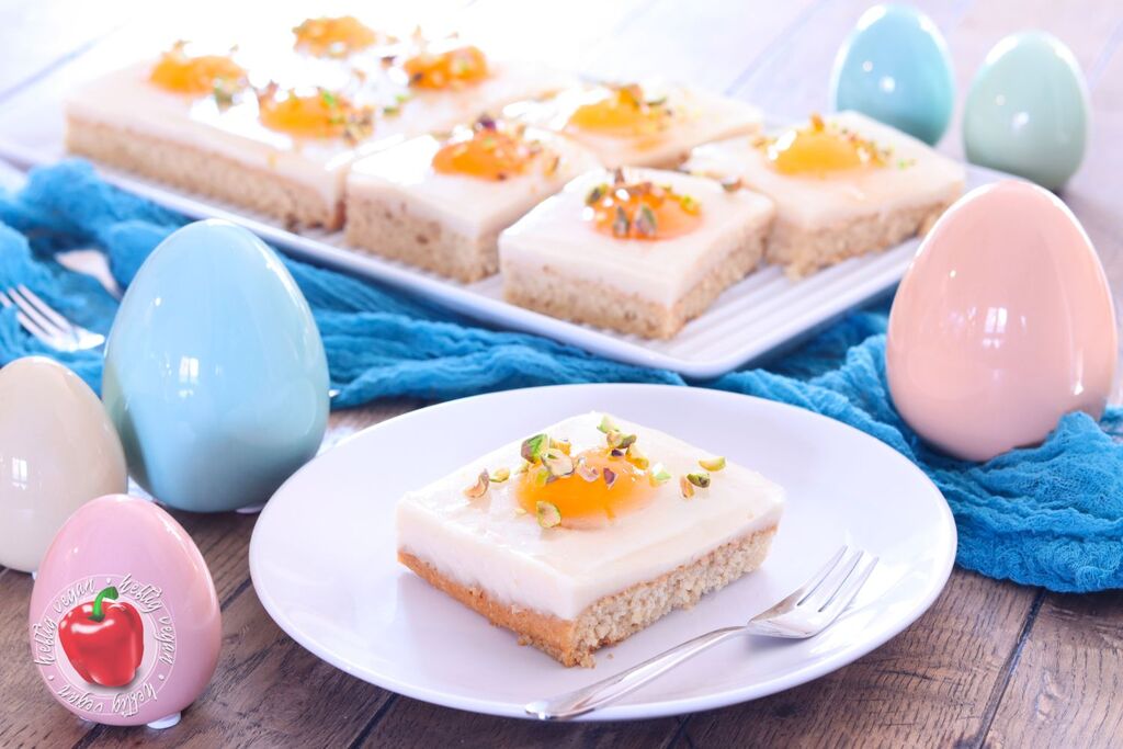 Veganer Spiegeleikuchen mit Pistazien, Blech und Stück