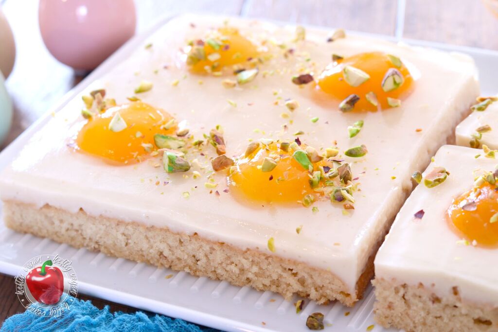 Veganer Spiegeleikuchen mit Pistazien, Blech von der Seite